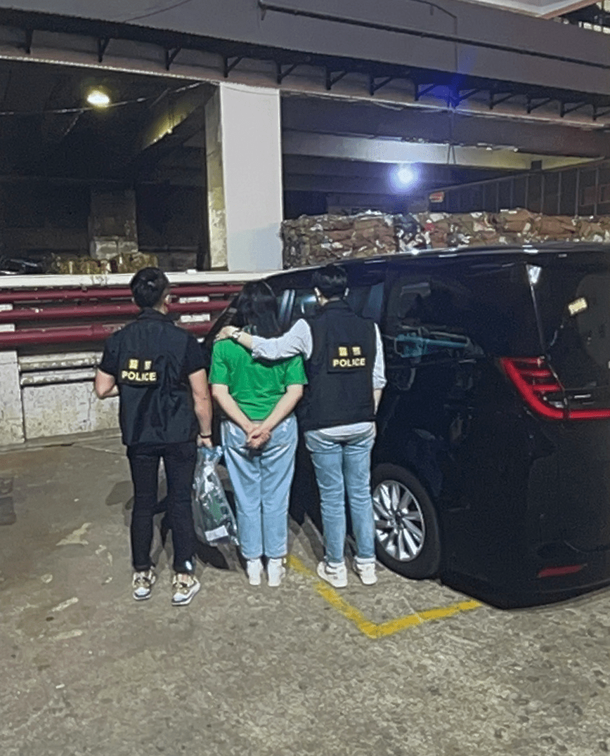 行動中,警方拘捕43名男女。 行動中,警方拘捕43名男女。