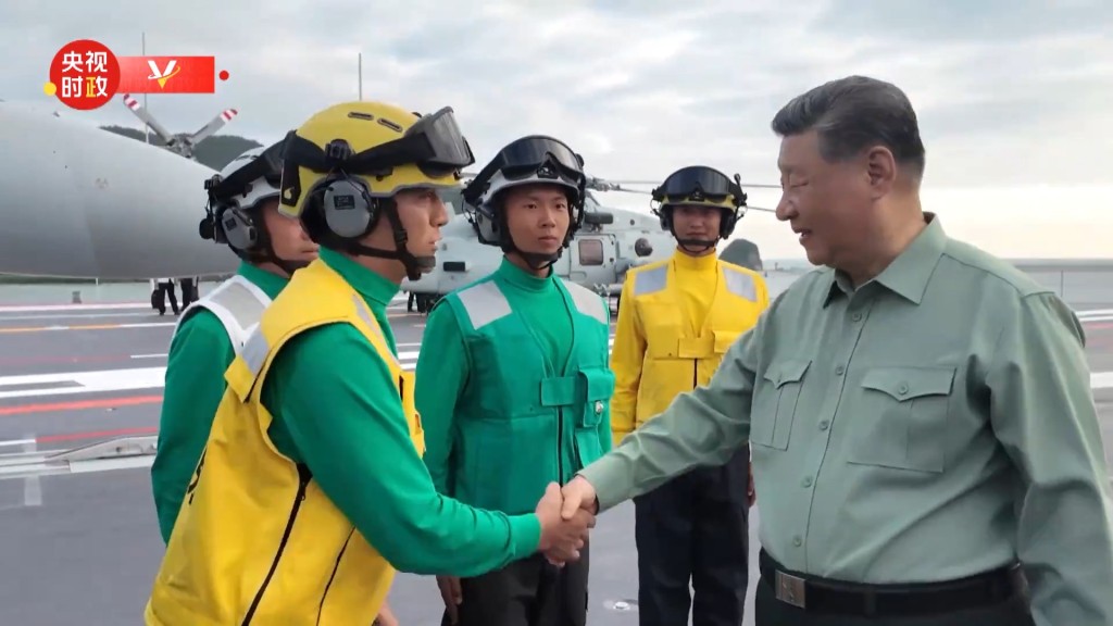 習近平登上福建艦視察。央視截圖 習近平登上福建艦視察。央視截圖