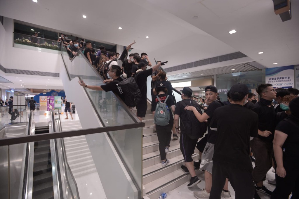 警方進入商場帶走多人