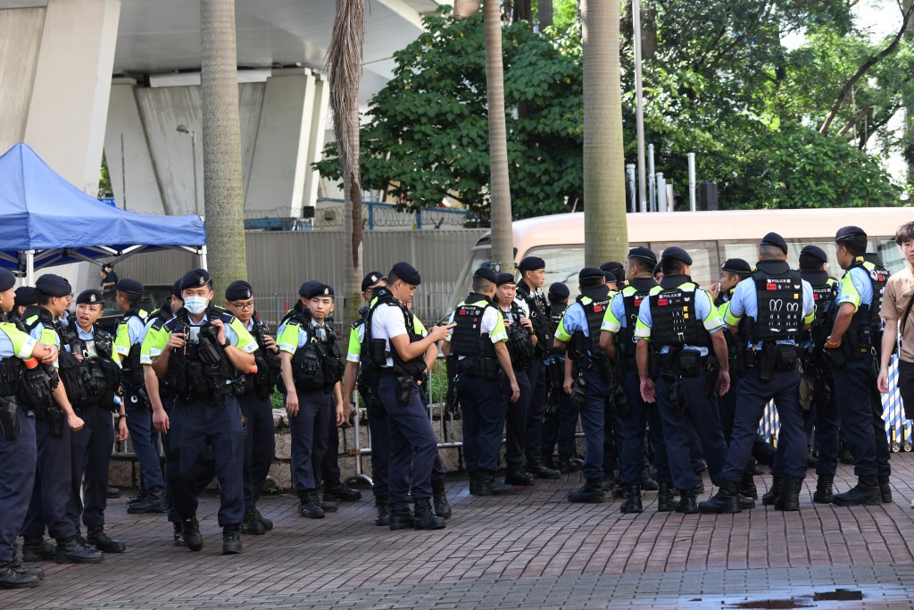 警方今早在法庭外部署警力。