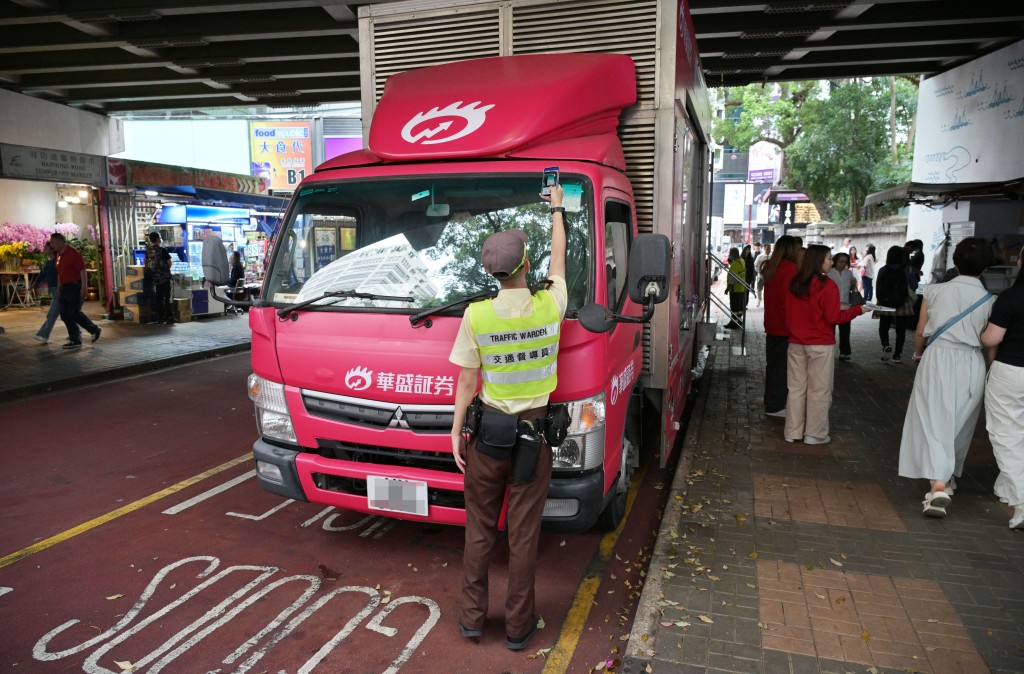 李耀培又稱，商用車一般更是沒有車位，晚上才會選擇不影響人的位置停車。資料圖片