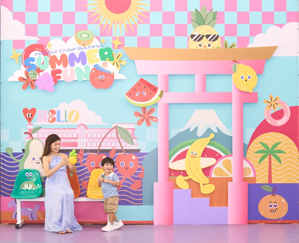 「水果星人」把整個碼頭變成五彩繽紛的「水果樂園」。(圖片來源:洋紫荊維港遊) 「水果星人」把整個碼頭變成五彩繽紛的「水果樂園」。(圖片來源:洋紫荊維港遊)