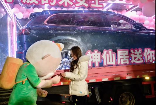 朱女士在景區隨手拍攝的短片，意外讓她贏得價值30萬人民幣的汽車。抖音