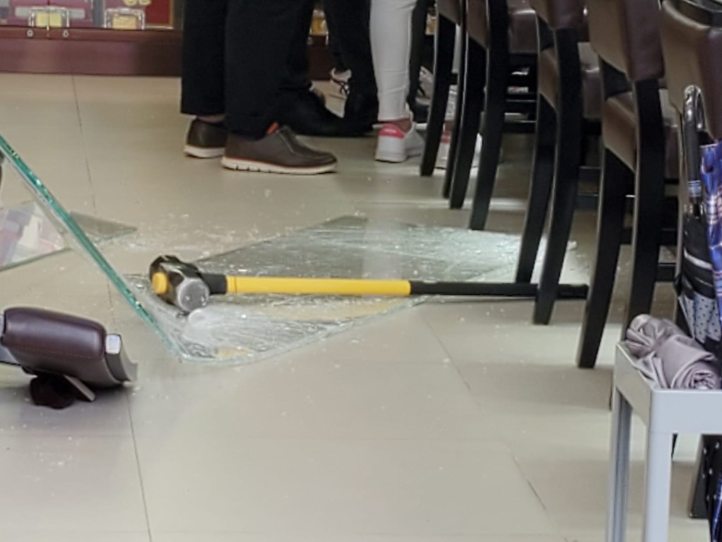 現場遺下大鐵槌。