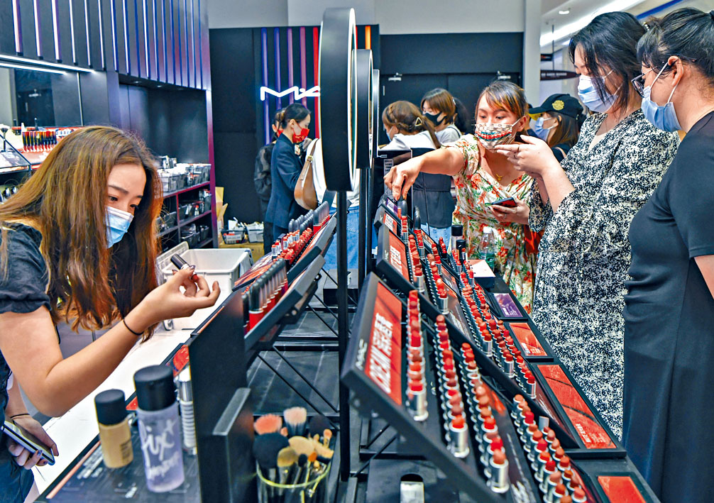 ■海南免税店国庆假期间生意火爆。