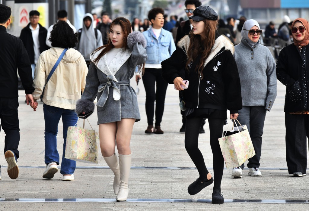 周六的氣溫介乎16至21度，吹東風4至5級，初時離岸及高地間中6級。資料圖片