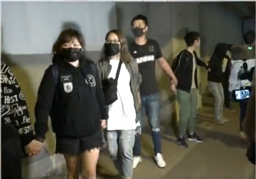 九龍灣有人遊行。港台電視截圖
