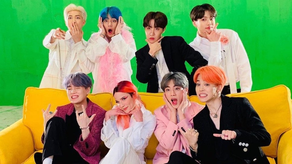 Halsey曾跟BTS合作《Boy with love》。