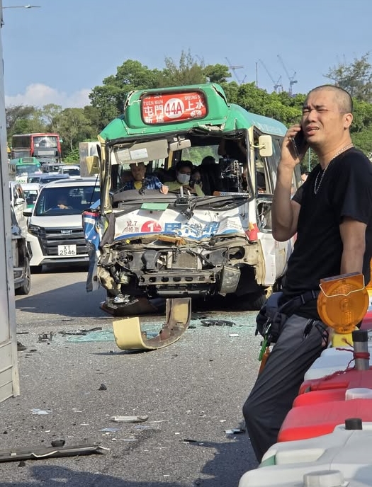 3車相撞包括小巴，多人受傷。fb香港人香港地交通資訊群圖片