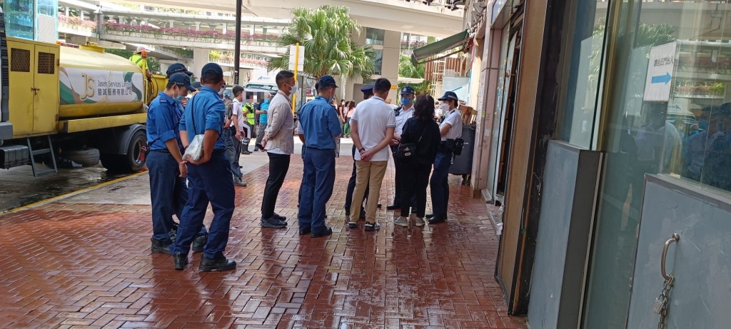 荃灣警區聯同荃灣民政事務處、食環署及消防處人員一連兩日在路德圍一帶打擊街道阻塞。警方提供