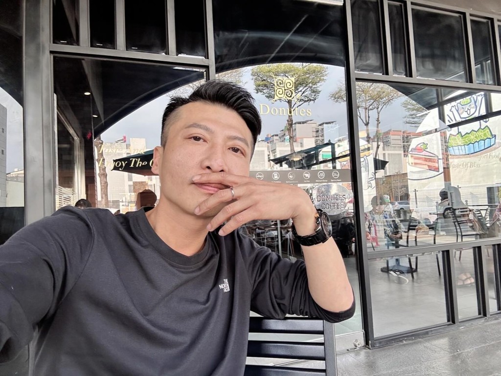 方順吉近日作客節目《話時代人物》談人生低谷和婚變內幕。 方順吉近日作客節目《話時代人物》談人生低谷和婚變內幕。