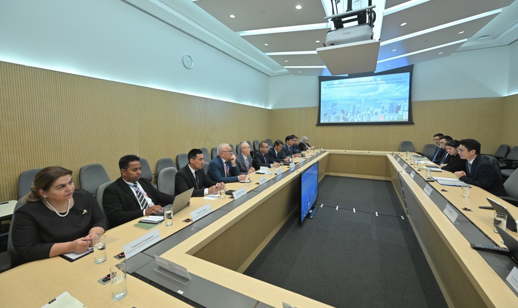 代表團與財經事務及庫務局副局長陳浩濂（右一）會晤，探討金融合作機遇。