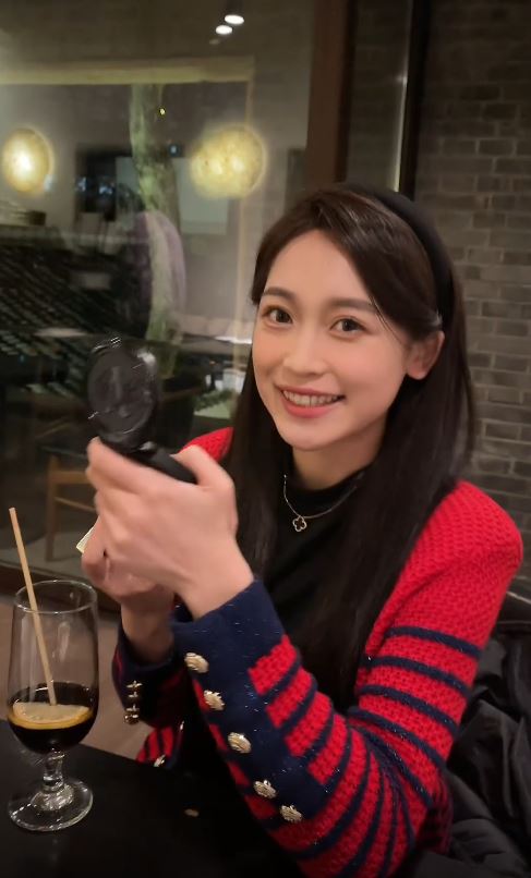 00後陶憶雯成為央視國際頻道黃金時段主播。抖音