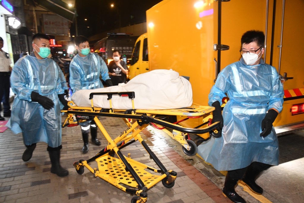 仵工舁走死者遺體。 仵工舁走死者遺體。