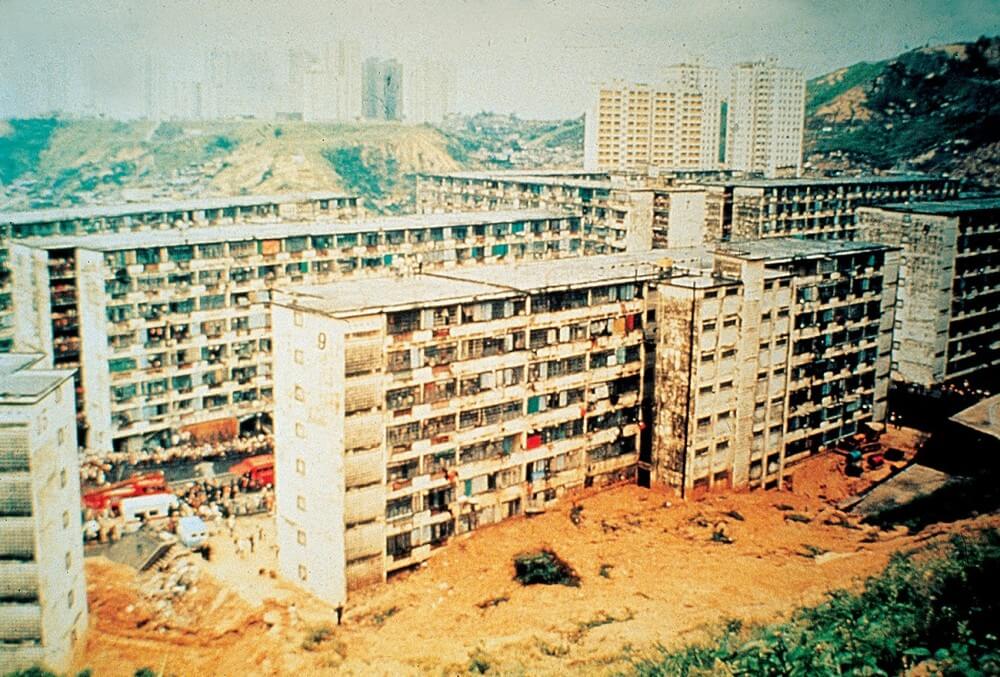 1976年8月25日，觀塘秀茂坪邨第9座後面的填土坡在大雨中塌下，濕泥湧入樓宇的最低數層，導致18人喪生。