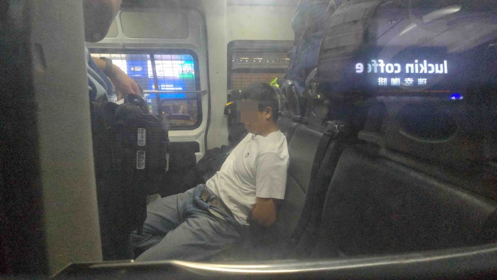 警員在兩名男子身上搜上懷疑毒品，當場被捕。