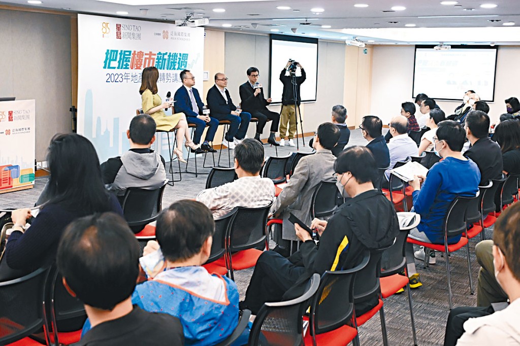 读者反应踊跃，会场座无虚席，更是积极提问。