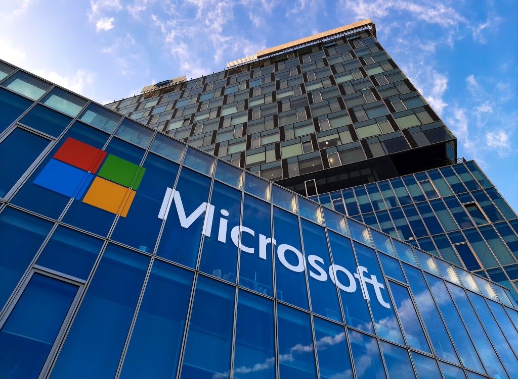 Microsoft最新發表「2025年工作趨勢指數報告」,揭示AI技術正革新全球職場生態。 Microsoft最新發表「2025年工作趨勢指數報告」,揭示AI技術正革新全球職場生態。