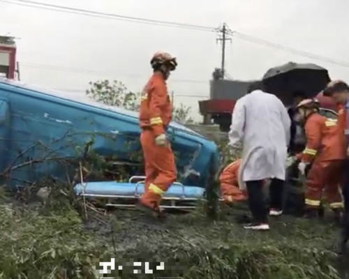 安徽合肥一輛旅遊巴意外翻側。 微博圖片