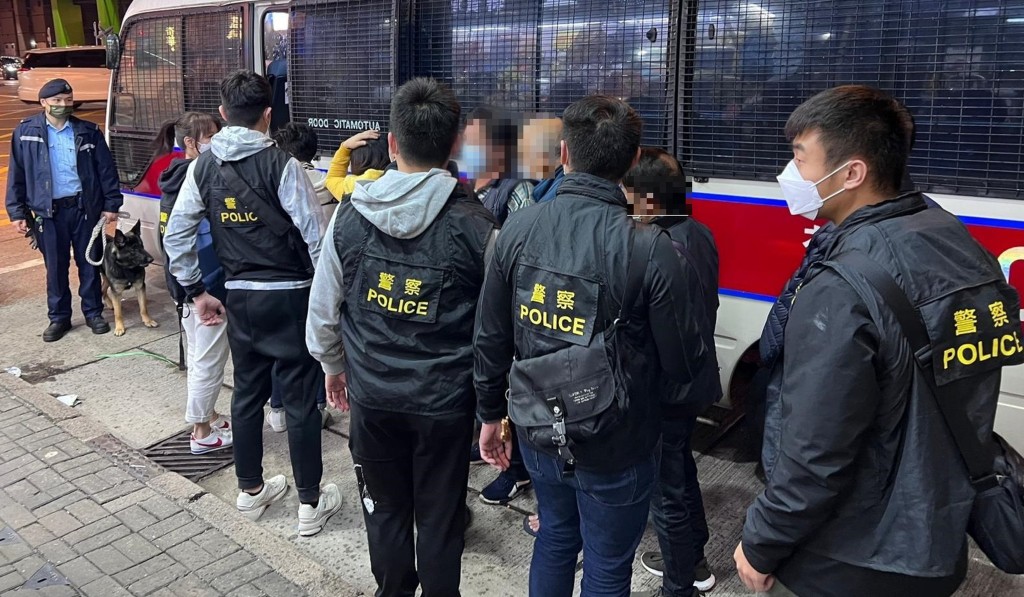 警方帶走被捕人士。