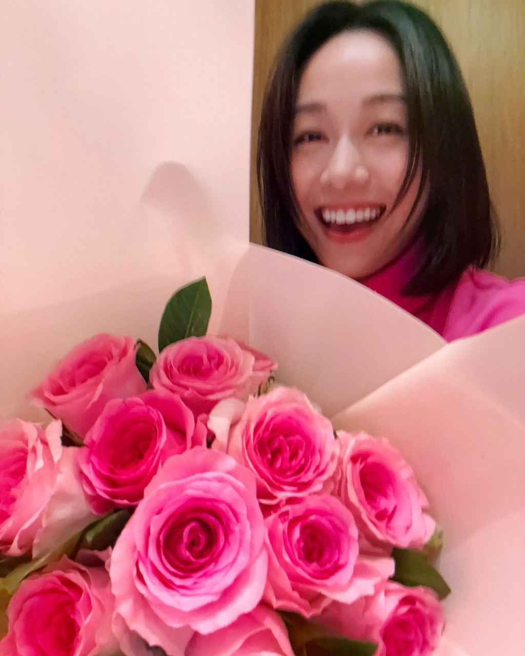 昨日2月14日，黄心颖在IG出新Po，晒出情人节收12朵粉红玫瑰花。