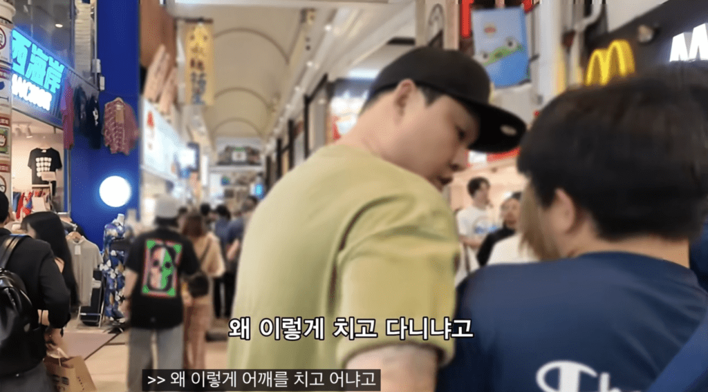 陆恩英将男子截停，并以韩文大声直斥其非，质问对方为何刻意撞人。