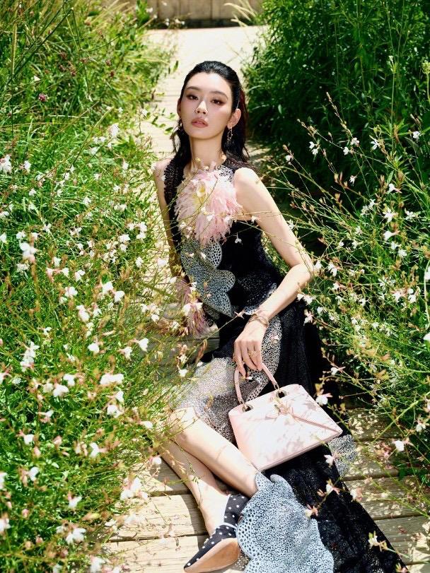奚夢瑤現身巴黎時裝周，早前她結婚所穿的婚紗都出自該品牌。