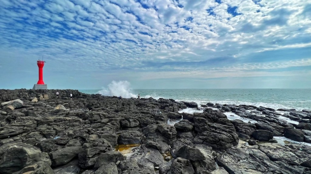 湛江旅遊景點2024｜5. 硇洲島 紅色燈塔：因劇集《隱秘的角落》取景而爆紅。（圖片來源：小紅書@愛新覺羅猛）