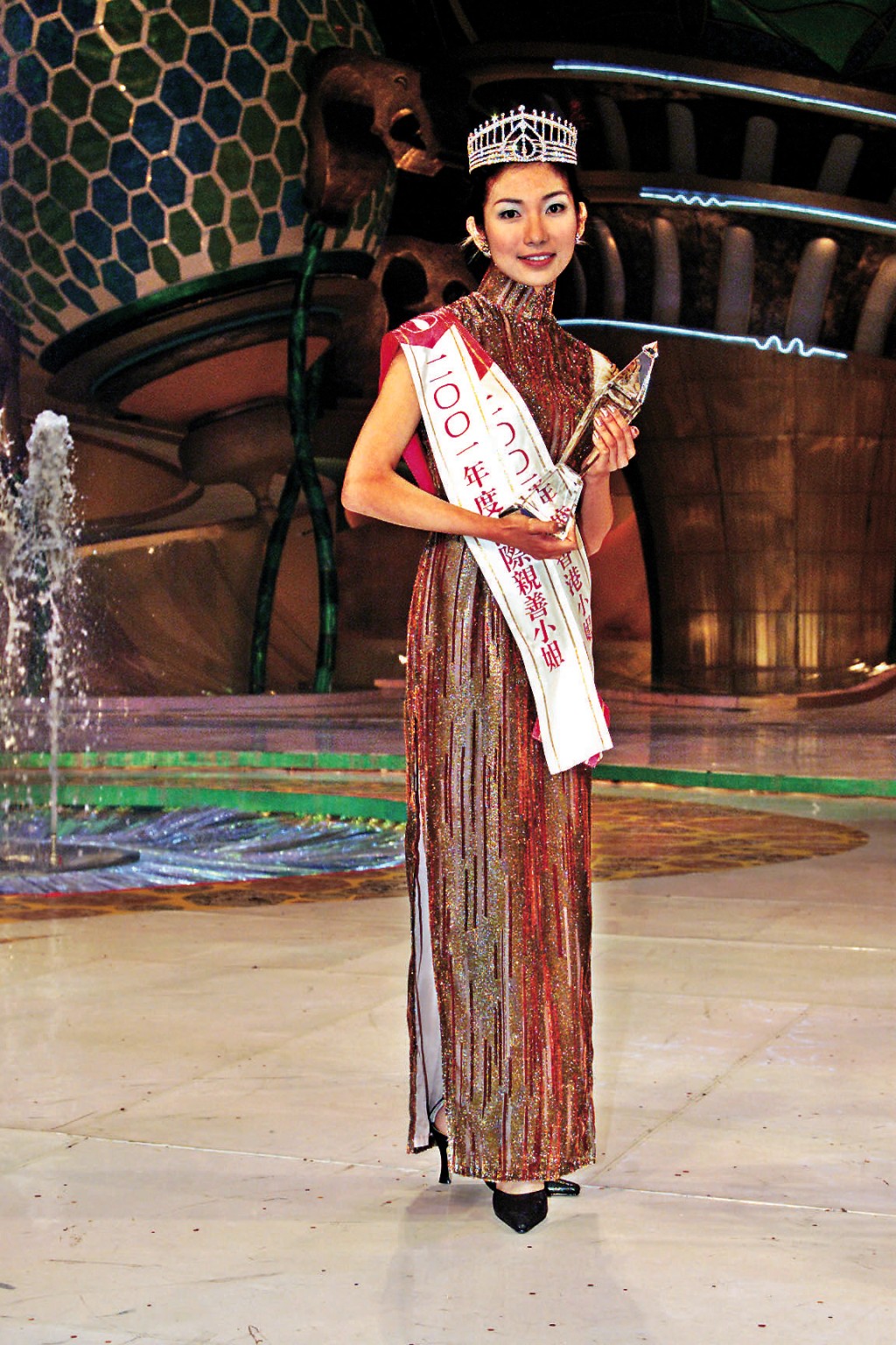 朱凯婷2001年参选港姐获得季军入行。