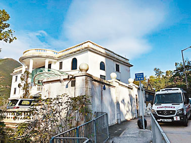 賭王四太淺水灣道獨立屋遭竊賊光顧，警方到場調查。