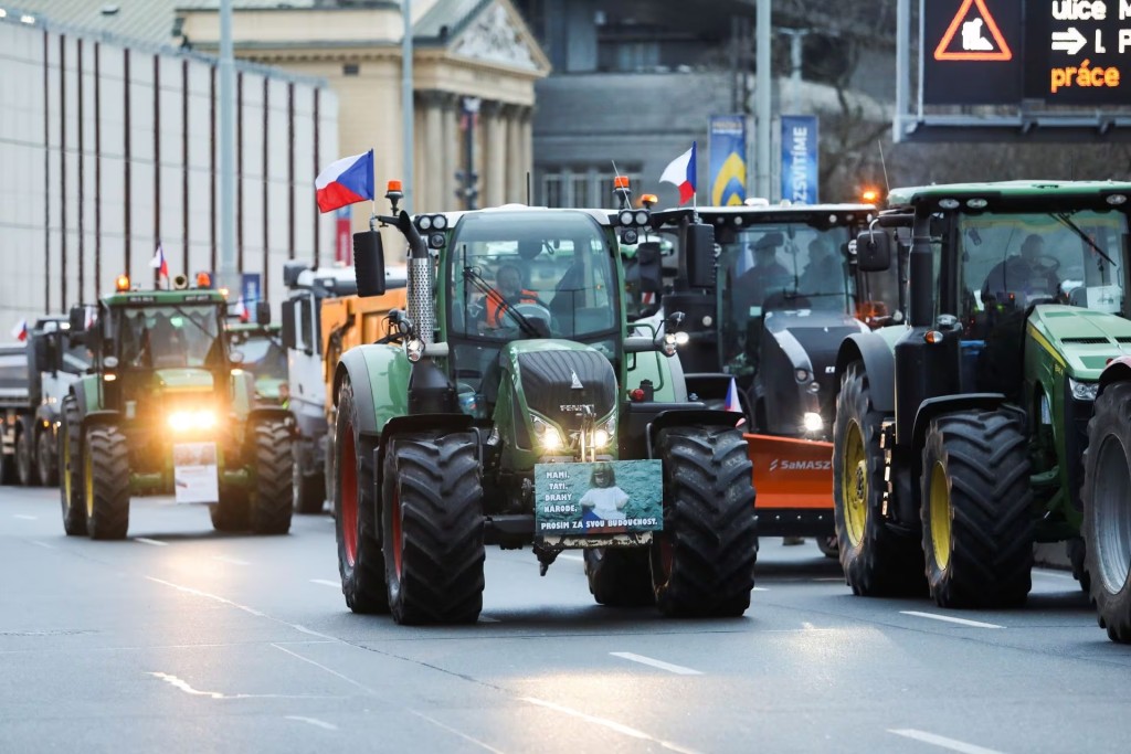 捷克农民驾拖拉机驶入布拉格市中心。路透社