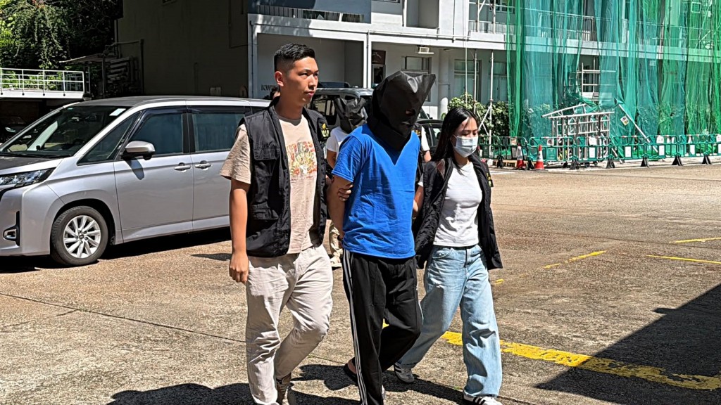 警方在羅湖管制站拘捕一名疑犯。 警方在羅湖管制站拘捕一名疑犯。