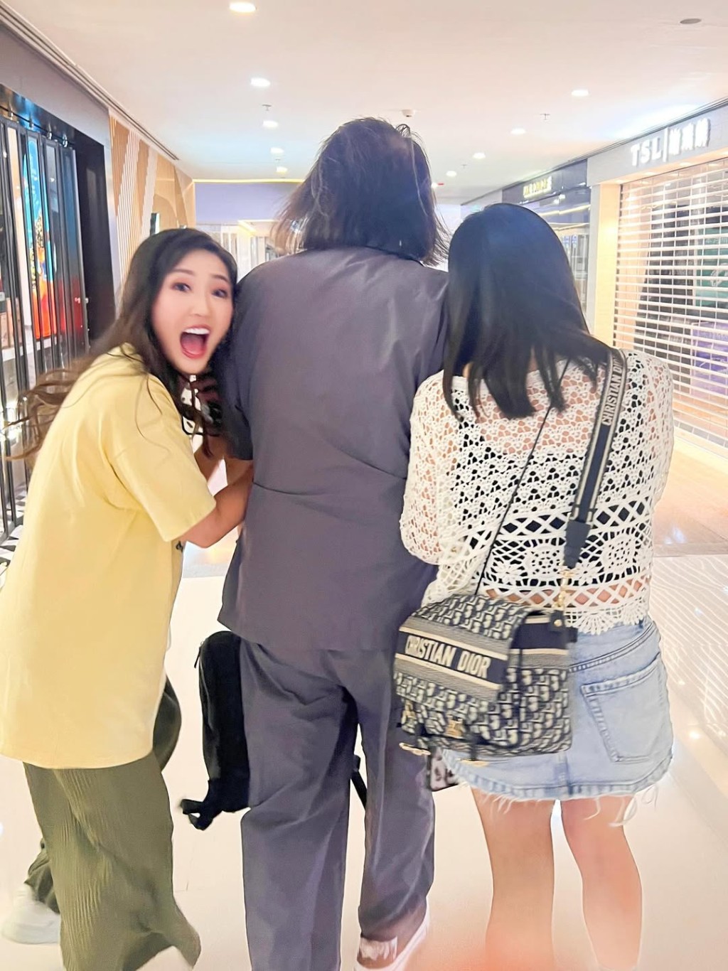 林秀怡熱情翹實前TVB金牌監製潘嘉德。 林秀怡熱情翹實前TVB金牌監製潘嘉德。