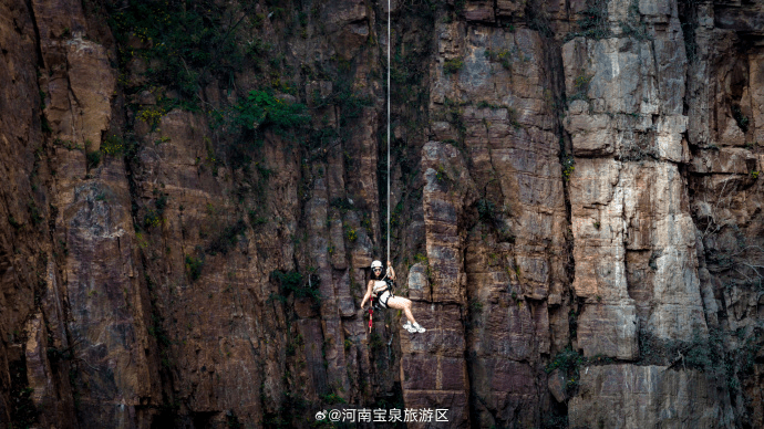 河南宝泉旅游区秋千。 微博