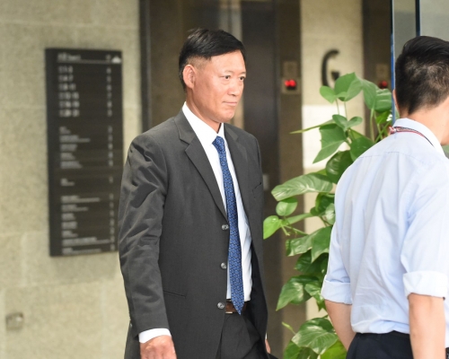 高級消防隊長湯裔昌供稱當時在走廊位置目擊單位閃一閃，其後「有團火似箭咁係屋內走出來」。