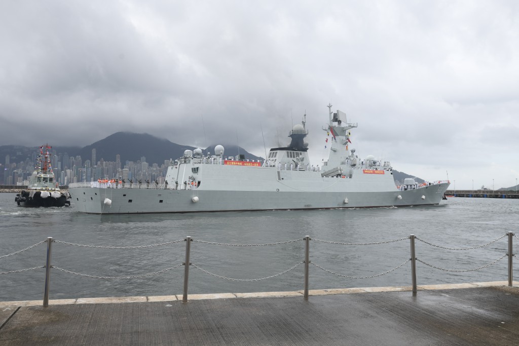 解放軍導彈驅逐艦「南寧艦」、導彈護衛艦「衡陽艦」組成的海軍艦艇編隊本月2日來港。 解放軍導彈驅逐艦「南寧艦」、導彈護衛艦「衡陽艦」組成的海軍艦艇編隊本月2日來港。