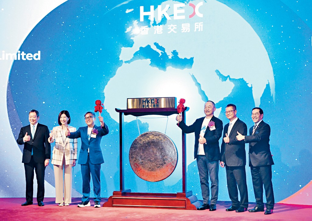 HashKey Holdings昨掛牌，財政司司長陳茂波(右二)出席儀式。