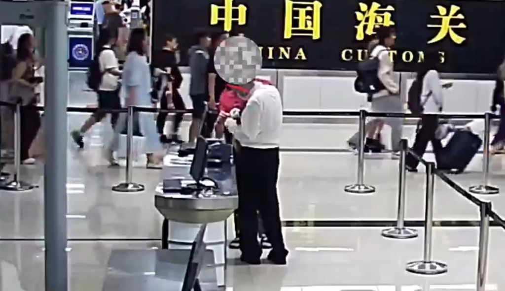 羅湖海關截查男旅客發現對方攜有大麻煙。海關發布