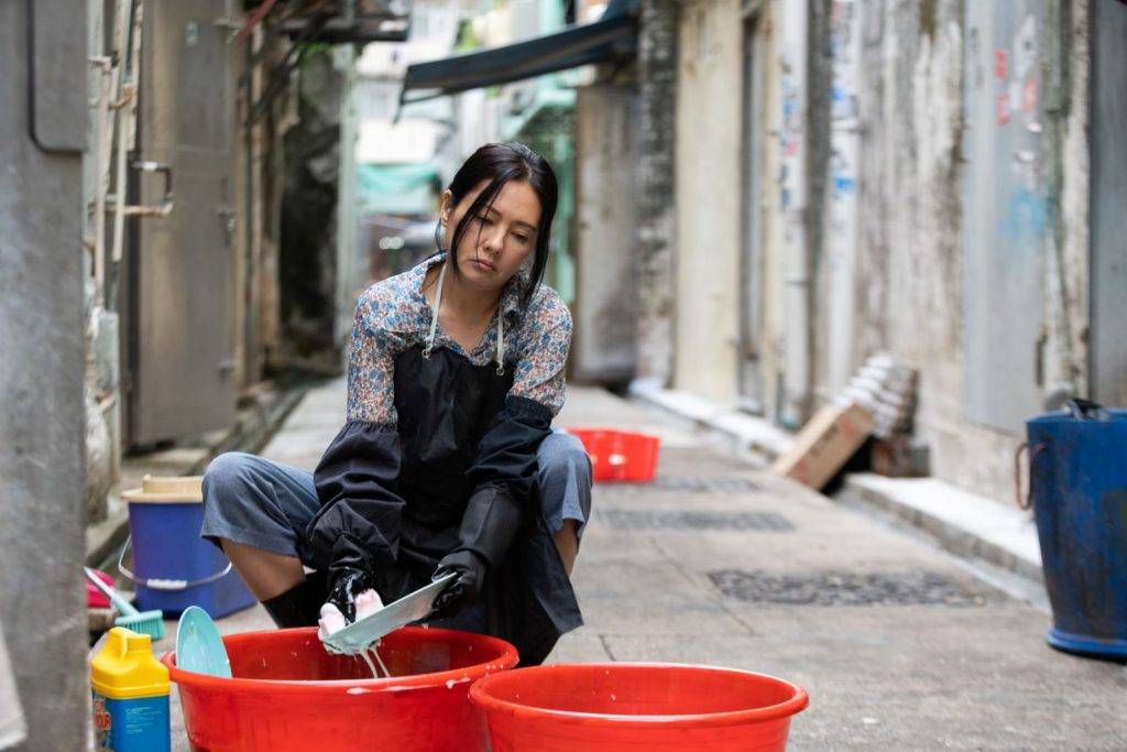 面對這份看似高薪但工作繁重的洗碗工作,網民意見兩極。(《濁水漂流》劇照) 面對這份看似高薪但工作繁重的洗碗工作,網民意見兩極。(《濁水漂流》劇照)