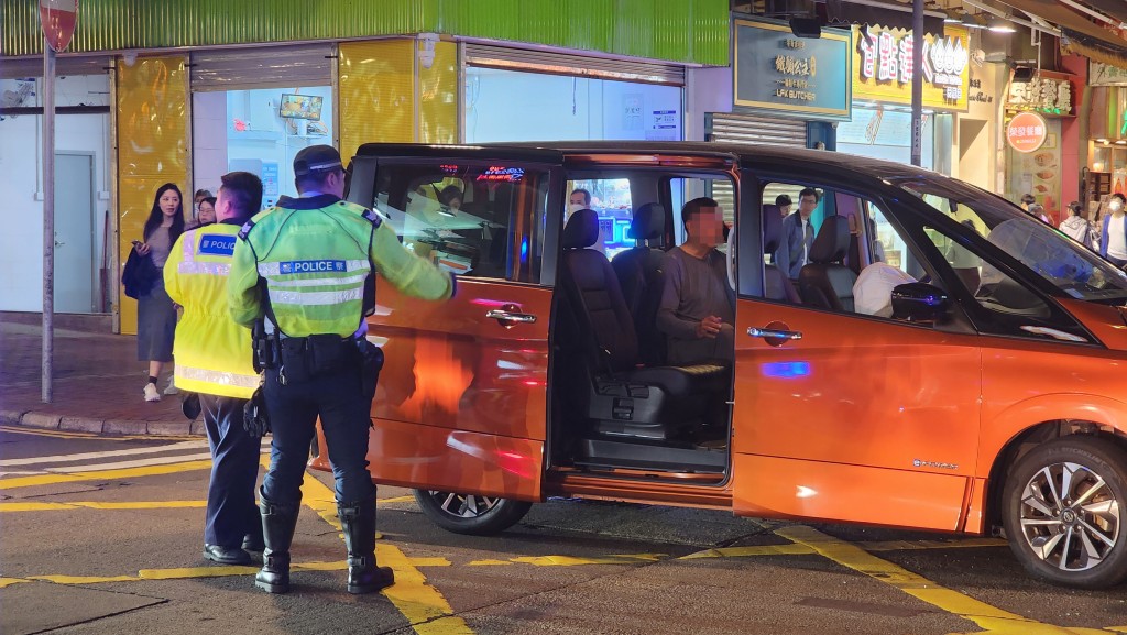 橙色七人车司机协助警方调查。