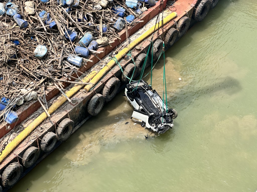 私家車被撈起吊上躉船。梁國峰攝