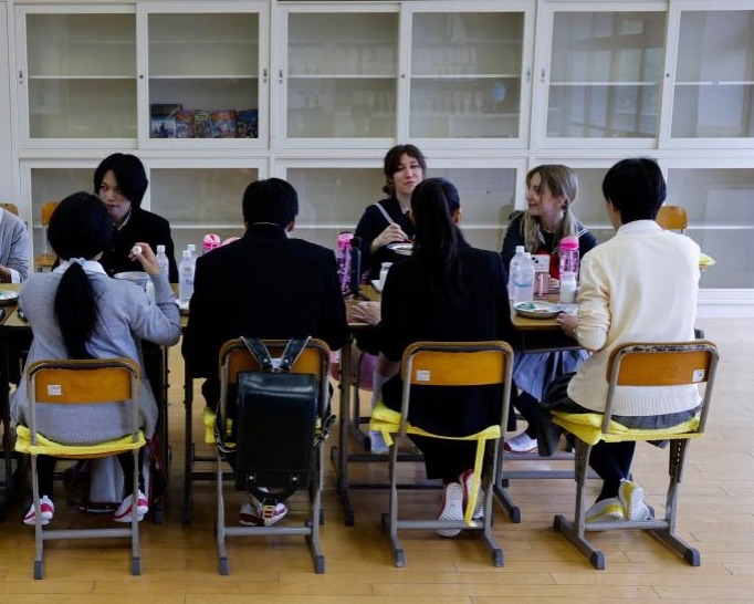 外國遊客聚在一起享受日本高中學生的午餐。