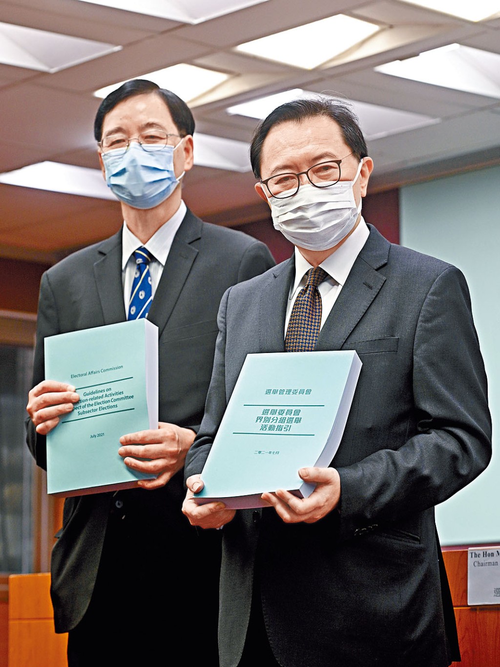 ■選管會主席馮驊強調，選管會按公開、公正、誠實原則，及相關法例作選舉安排，不會有政治考慮。