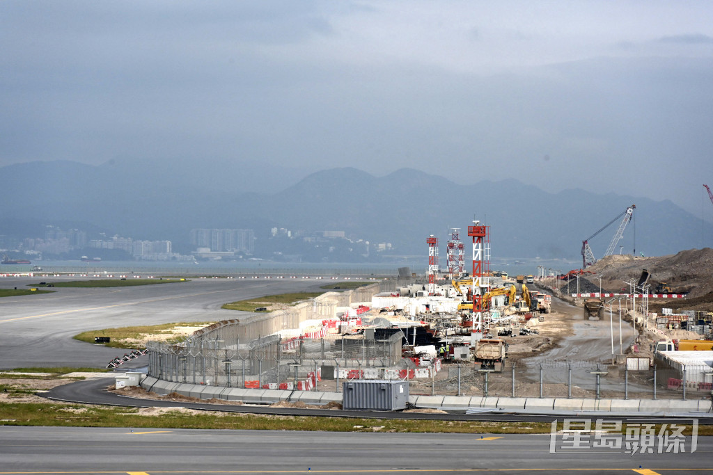 陳茂波表示，機場三跑可望今年如期完成，可聯動發展灣區機場群。資料圖片
