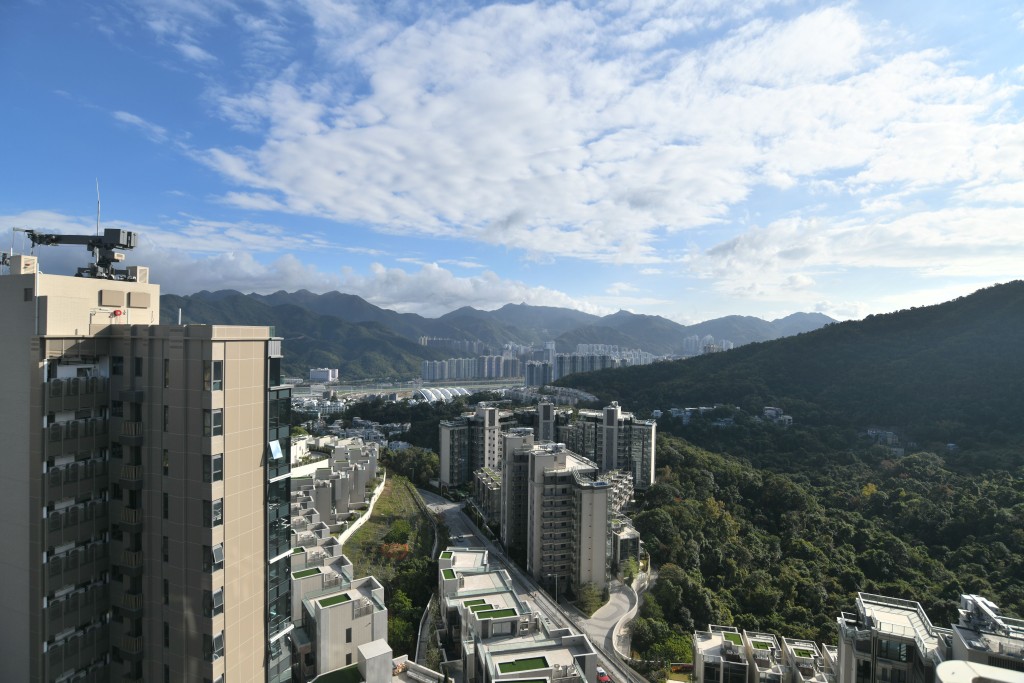 單位向正南,外望九肚山一帶豪宅屋苑及山景。