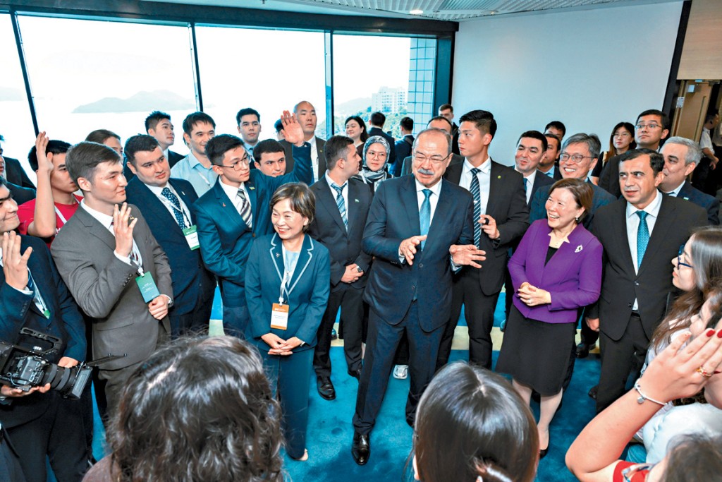 乌兹别克斯坦总理阿里波夫日前到访科大，与留学香港的乌籍学生会面，教育局局长蔡若莲亦有出席。