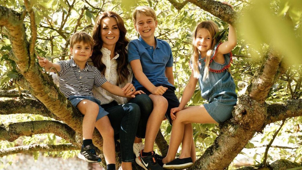 凯特携3子女爬树拍照。 princeandprincessofwales IG