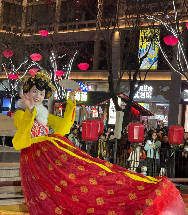 陝西西安大唐不夜城的「不倒翁小姐姐」。小紅書