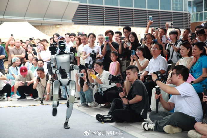 全球首家機器人6S店開放日暨機器人街區首場巡演活動。 深圳特區報 全球首家機器人6S店開放日暨機器人街區首場巡演活動。 深圳特區報