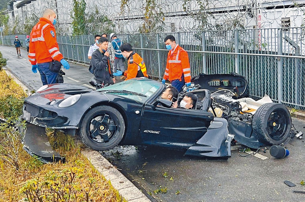車上兩人奇迹輕傷,呆坐車上待援。
